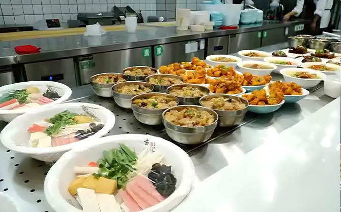 工地食堂碗菜圖片