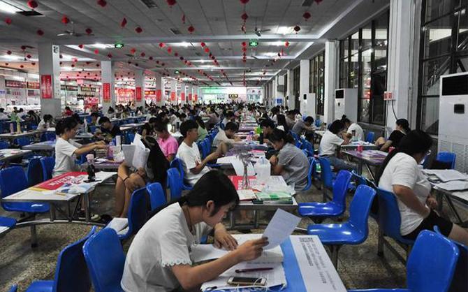 大型企業員工食堂就餐現場圖片