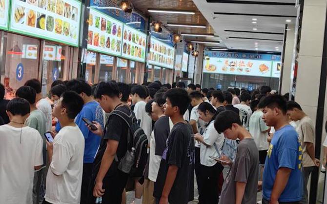 學校食堂學生排隊用膳現場圖片