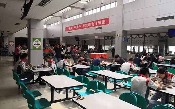 企業食堂承包經營中的開餐現場圖片