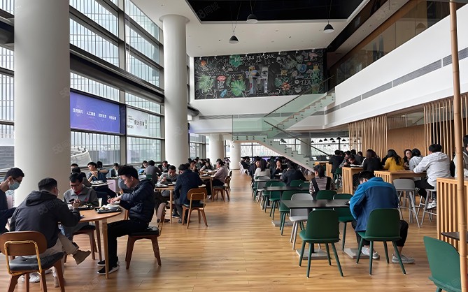 石獅食堂承包,滿足當(dāng)?shù)孛朗承枨?></p><p>二、石獅食堂承包的優(yōu)勢(shì)</p>

<p>1. 豐富多樣的菜品選擇：石獅地處沿海，食材豐富，烹飪技藝精湛。食堂承包商可根據(jù)客戶需求，提供各種地方特色美食，滿足不同口味。</p>
<p>2. 節(jié)約成本：食堂承包商統(tǒng)一采購(gòu)、加工食材，能夠降低食材浪費(fèi)和人工成本，提高經(jīng)營(yíng)效率。</p>
<p>3. 標(biāo)準(zhǔn)化管理：專業(yè)的食堂承包商通常具備一套成熟的運(yùn)營(yíng)管理模式，能夠確保食堂的衛(wèi)生、安全和品質(zhì)，提高客戶滿意度。</p>
<p>4. 品牌效應(yīng)：通過(guò)石獅食堂承包業(yè)務(wù)，承包商可以樹(shù)立品牌形象，提高市場(chǎng)競(jìng)爭(zhēng)力。</p>

<p>三、服務(wù)內(nèi)容</p>

<p>1. 食材采購(gòu)：承包商負(fù)責(zé)食材的統(tǒng)一采購(gòu)、儲(chǔ)存和配送，確保食材新鮮、安全。</p>
<p>2. 烹飪服務(wù)：承包商提供專業(yè)的廚師團(tuán)隊(duì)，根據(jù)客戶需求制定菜單，確保菜品口味符合當(dāng)?shù)仫嬍沉?xí)慣。</p>
<p>3. 衛(wèi)生管理：承包商負(fù)責(zé)食堂的衛(wèi)生清潔工作，確保就餐環(huán)境整潔、舒適。</p>
<p>4. 人員管理：承包商提供專業(yè)的管理團(tuán)隊(duì)，負(fù)責(zé)食堂的日常運(yùn)營(yíng)，確保員工職責(zé)明確、工作效率高。</p>
<p>5. 營(yíng)養(yǎng)搭配：承包商可根據(jù)客戶需求，提供個(gè)性化的營(yíng)養(yǎng)搭配方案，確保員工獲得均衡營(yíng)養(yǎng)。</p>

<p>四、成功案例</p>

<p>案例一：某大型企業(yè)員工食堂改造項(xiàng)目</p>
<p>某大型企業(yè)將原有員工食堂交由石獅一家專業(yè)的食堂承包商負(fù)責(zé)運(yùn)營(yíng)。承包商在保留原有特色菜品的基礎(chǔ)上，引入了更多地方美食，以滿足不同員工的口味需求。改造后的食堂得到了員工的一致好評(píng)，滿意度明顯提升。</p>

<p>案例二：某學(xué)校營(yíng)養(yǎng)餐項(xiàng)目</p>
<p>某學(xué)校將學(xué)生營(yíng)養(yǎng)餐項(xiàng)目交由石獅一家專業(yè)的食堂承包商負(fù)責(zé)。承包商根據(jù)學(xué)生營(yíng)養(yǎng)需求，制定了個(gè)性化的菜單，并配備了專業(yè)的營(yíng)養(yǎng)師進(jìn)行指導(dǎo)。經(jīng)過(guò)一段時(shí)間的努力，學(xué)生的身體素質(zhì)明顯提高，家長(zhǎng)和學(xué)校都對(duì)承包商的工作表示贊賞。</p>

<p>五、總結(jié)</p>

<p>石獅食堂承包業(yè)務(wù)憑借其優(yōu)勢(shì)和服務(wù)內(nèi)容，已經(jīng)逐漸成為滿足當(dāng)?shù)孛朗承枨蟮闹匾緩健呢S富的菜品選擇到節(jié)約成本、標(biāo)準(zhǔn)化管理、品牌效應(yīng)等方面，石獅食堂承包都展現(xiàn)出了其獨(dú)特的魅力。同時(shí)，通過(guò)成功案例可以看出，石獅食堂承包在提升員工滿意度、保障學(xué)生營(yíng)養(yǎng)等方面也取得了顯著成果。</p><h3>更多和<b>”石獅食堂承包“</b>相關(guān)的文章</h3><ul><li><a href=