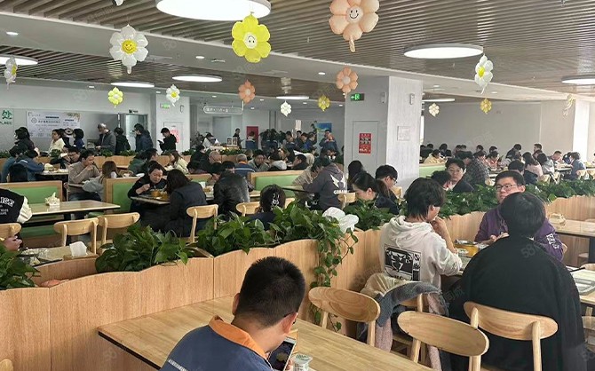 食堂中午就餐場景圖片