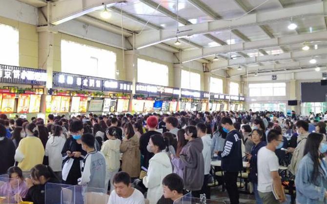 晉江食堂承包中學(xué)校食堂中午開餐現(xiàn)場圖片