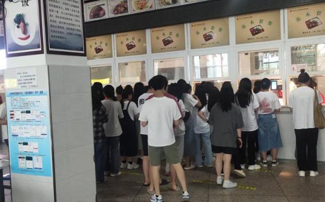 龍巖食堂承包：餐飲服務外包的優勢與選擇